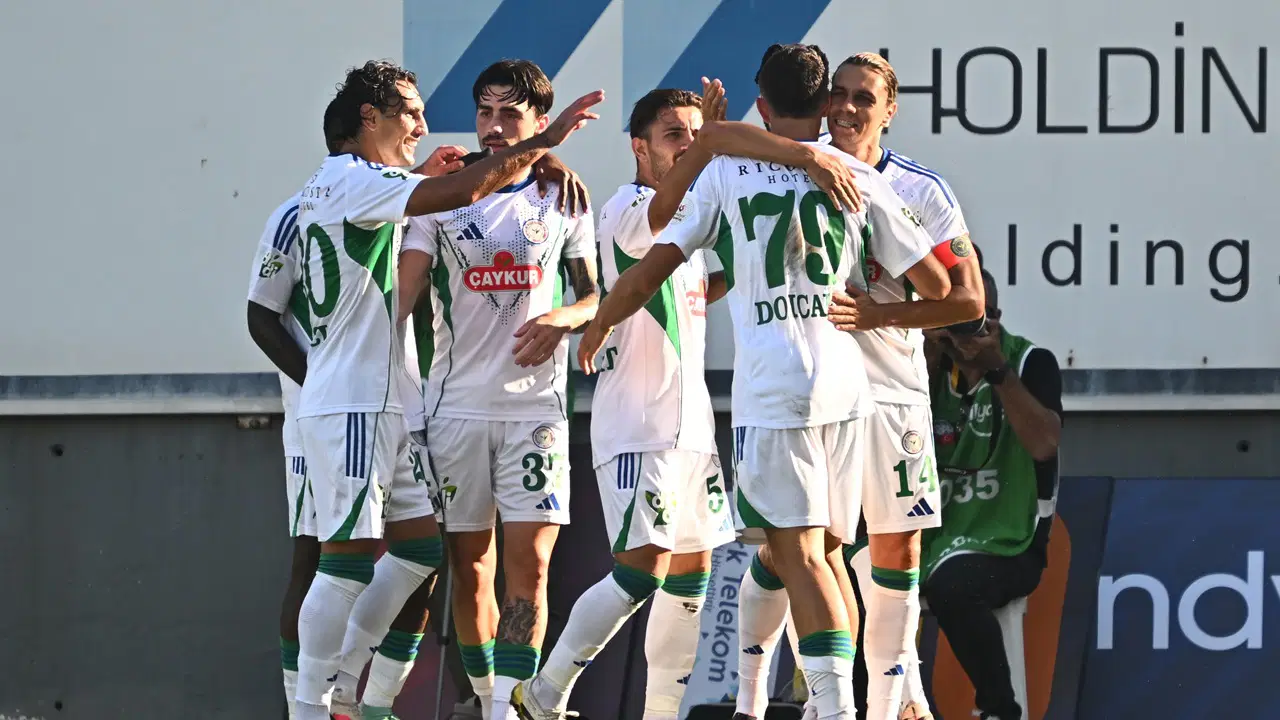 10 Kişilik Rizespor, Eyüpspor'u 2-0 Mağlup Etti