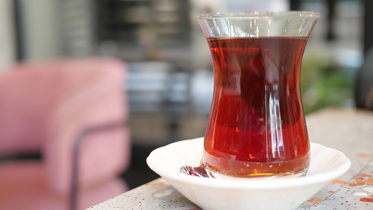 10 Yıllık Çalışan Çay Bardağını Sert Koyunca Kovuldu: Mahkemeden Emsal Karar