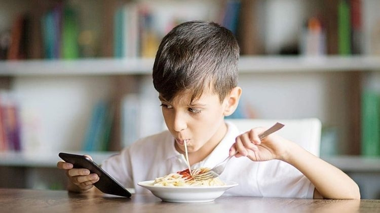 12 Yaşında Akıllı Telefon Yeme Bozukluğu Riskini Artırıyor