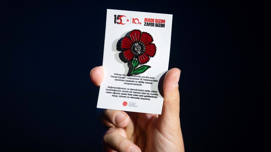 15 Temmuz 10. Yıl Rozeti'nin Anlamı: Sevgi Çiçeğinden Milli Birlik Ruhuna