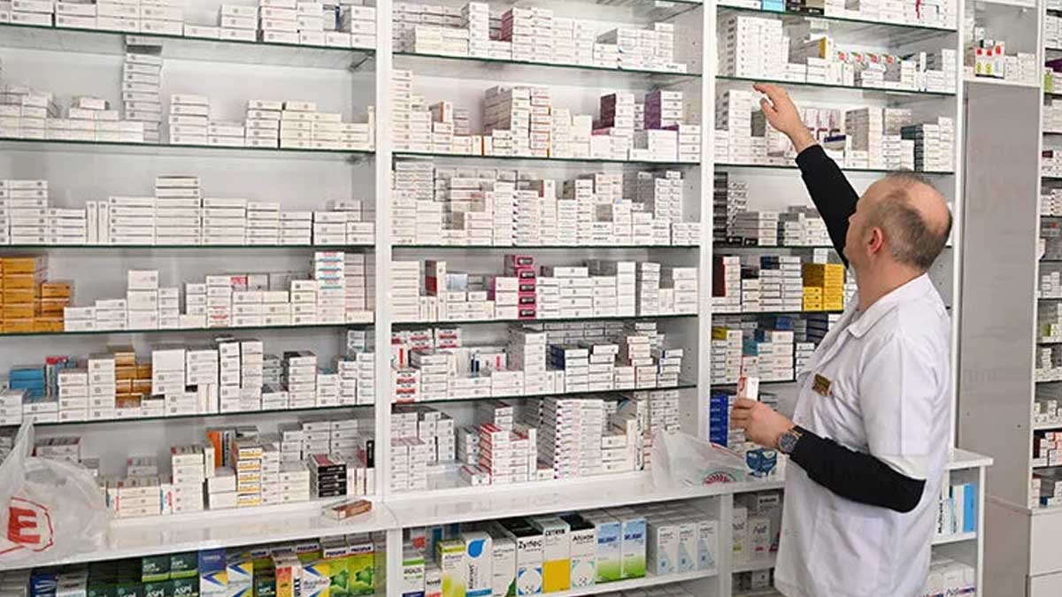 15 Temmuz'da Eczaneler Açık mı? Resmi Tatil Çalışma Saatleri