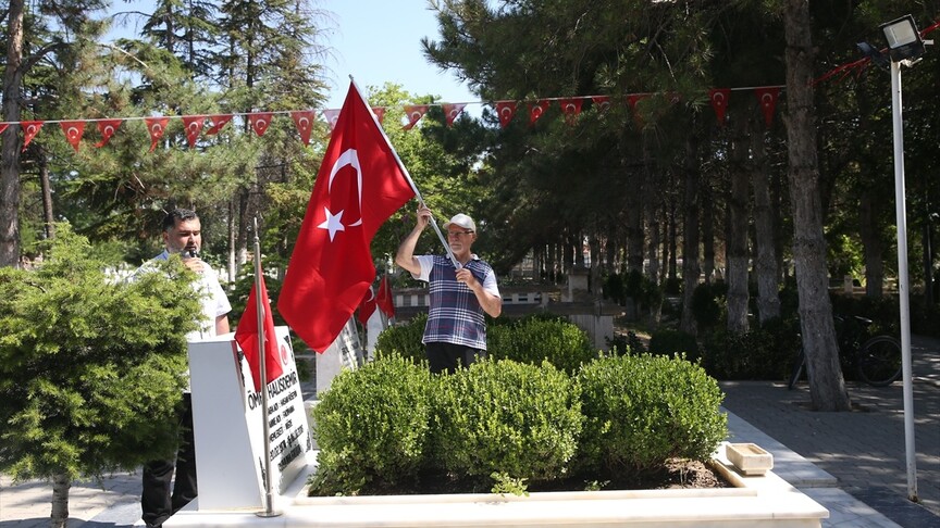 15 Temmuz kahramanı Ömer Halisdemir'in kabrinde ziyaretçi akını
