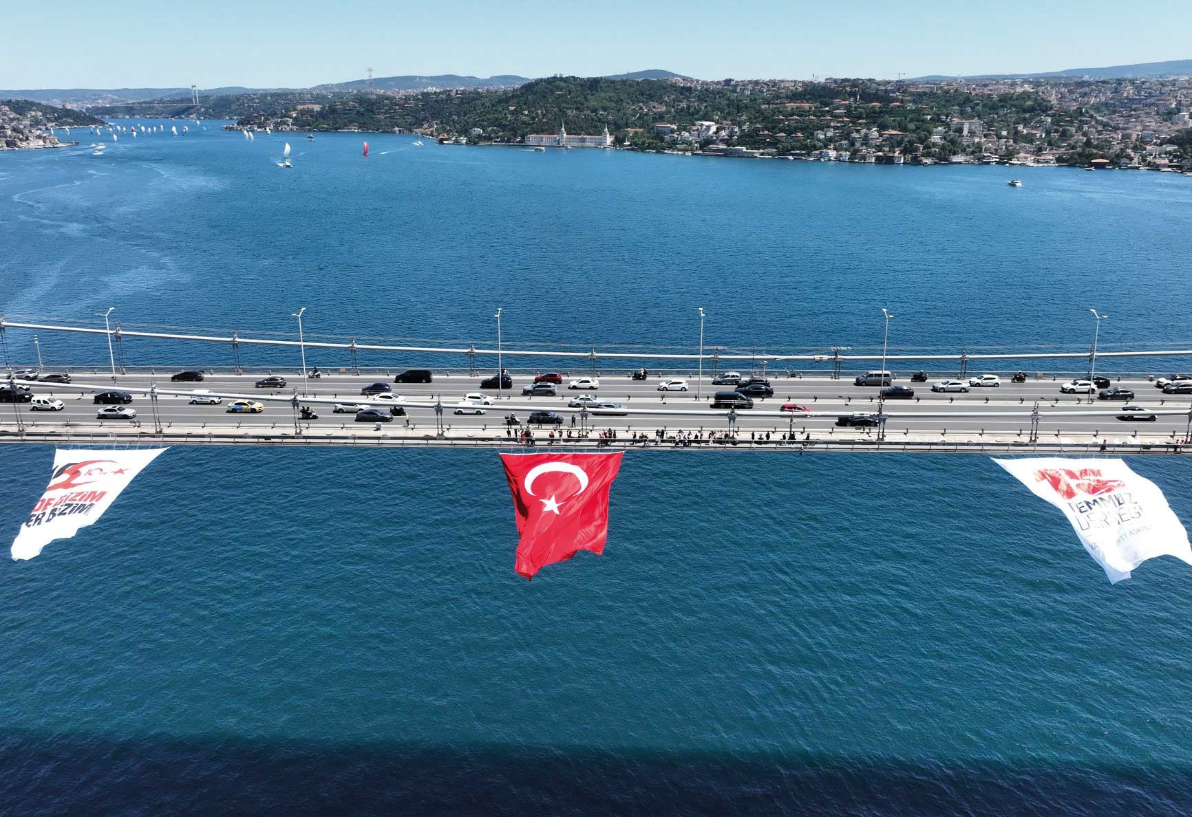 15 Temmuz öncesi köprülere dev Türk bayrakları asıldı