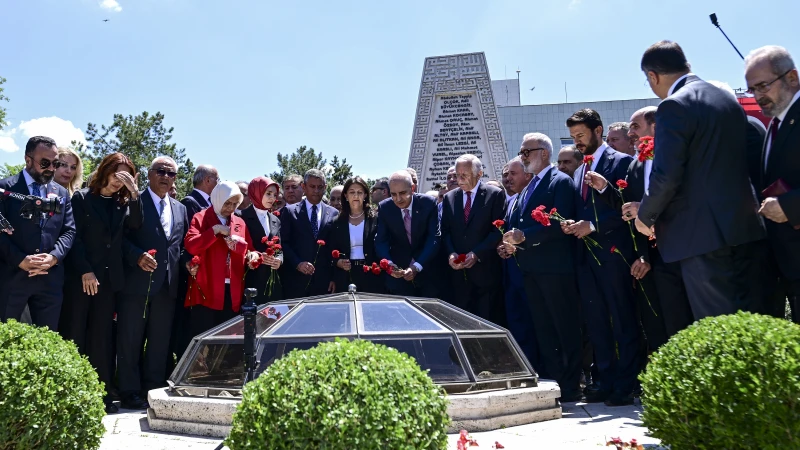 15 Temmuz şehitleri anıldı: İlk bombanın düştüğü yere karanfil