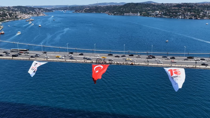 15 Temmuz'un 10. yılında İstanbul köprülerine Türk bayrağı asıldı
