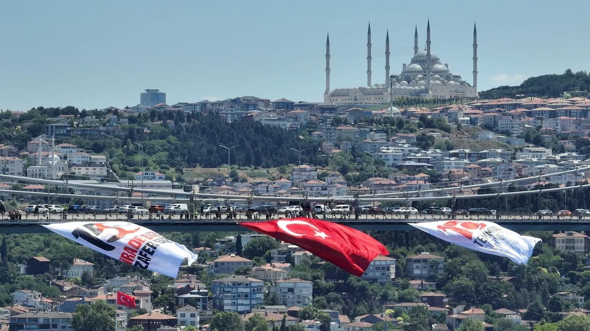 15 Temmuz'un 10. yılında İstanbul'un köprüleri kırmızı beyaza büründü