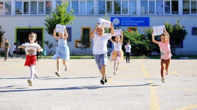 18 milyon öğrenci cuma günü karne alarak yaz tatiline giriyor