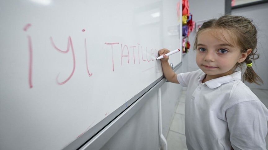 18 milyon öğrenci karnelerini alarak yaz tatiline girdi