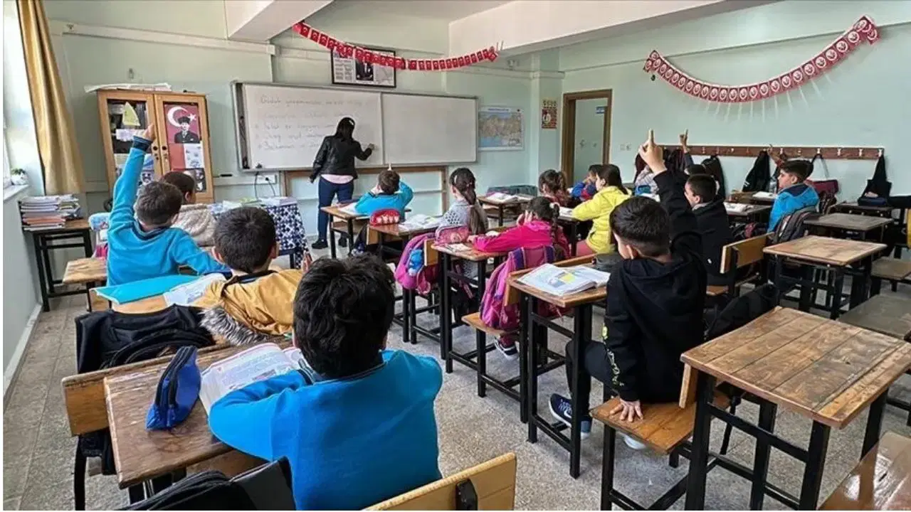 19 Mayıs'ta Erdoğan portresi asan okula öğretmene maaş kesme cezası