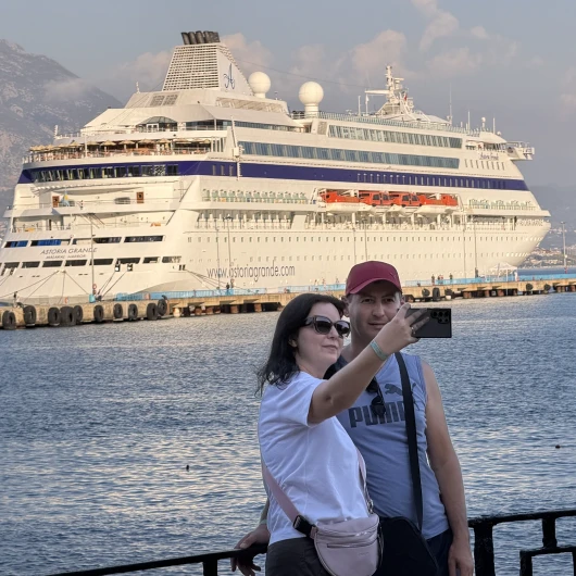 193 Metrelik Dev Kruvaziyer Alanya'da: Turistler Çarşı ve Restoranlara Akın Etti