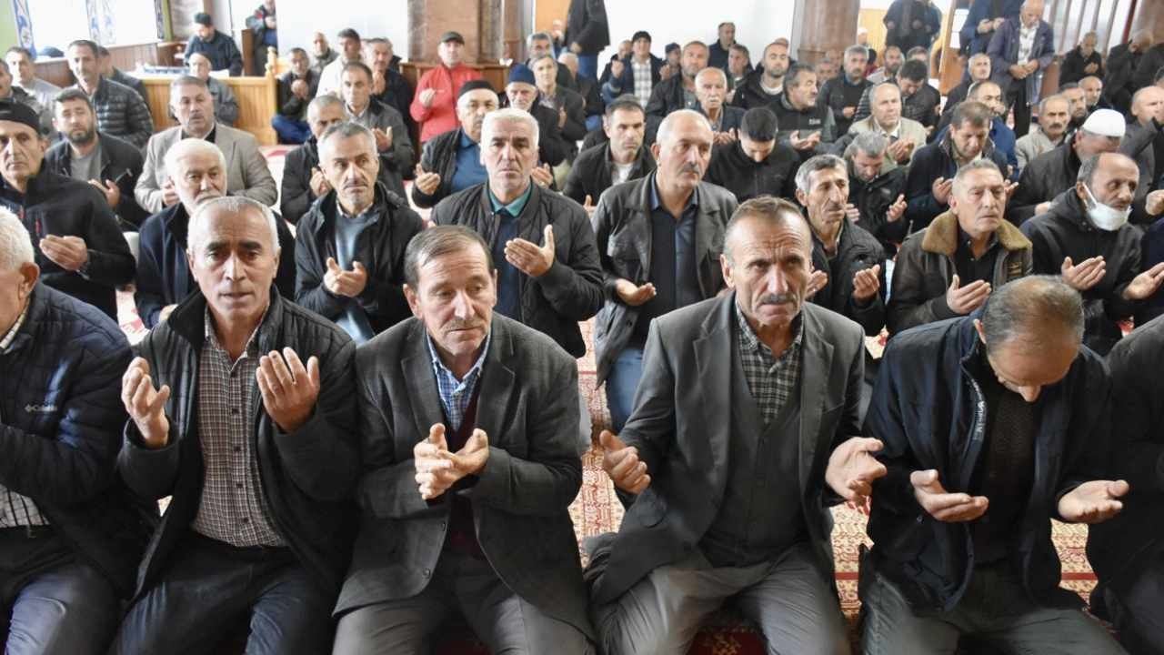 20 Günlük Nöbet Çare Olmadı: Fındık Üreticileri Camide Yağmur Duasına Sığındı
