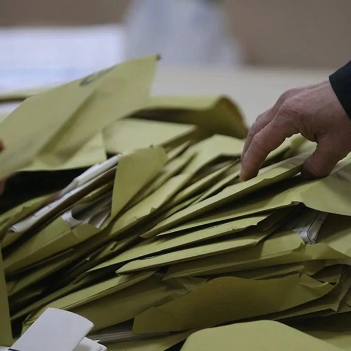 2026 Anket Analizi: Yeni Parti Balonu Söndü, AK Parti Açık Arayla Önde