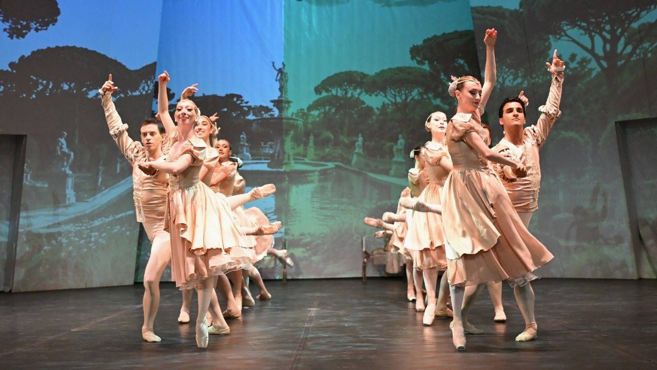 23. Uluslararası Bodrum Bale Festivali 'Kuğu Gölü' ile Başladı