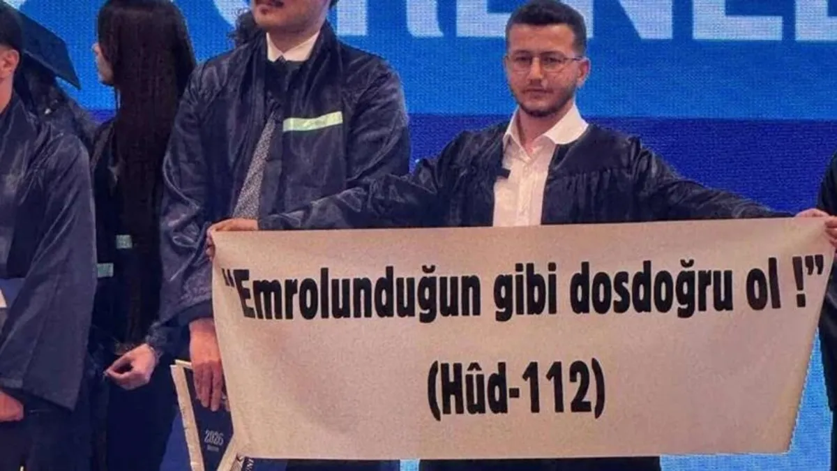 28 Şubat Zihniyeti Hortladı: Eskişehir'de Öğrencilere Ayetli Pankart Müdahalesi