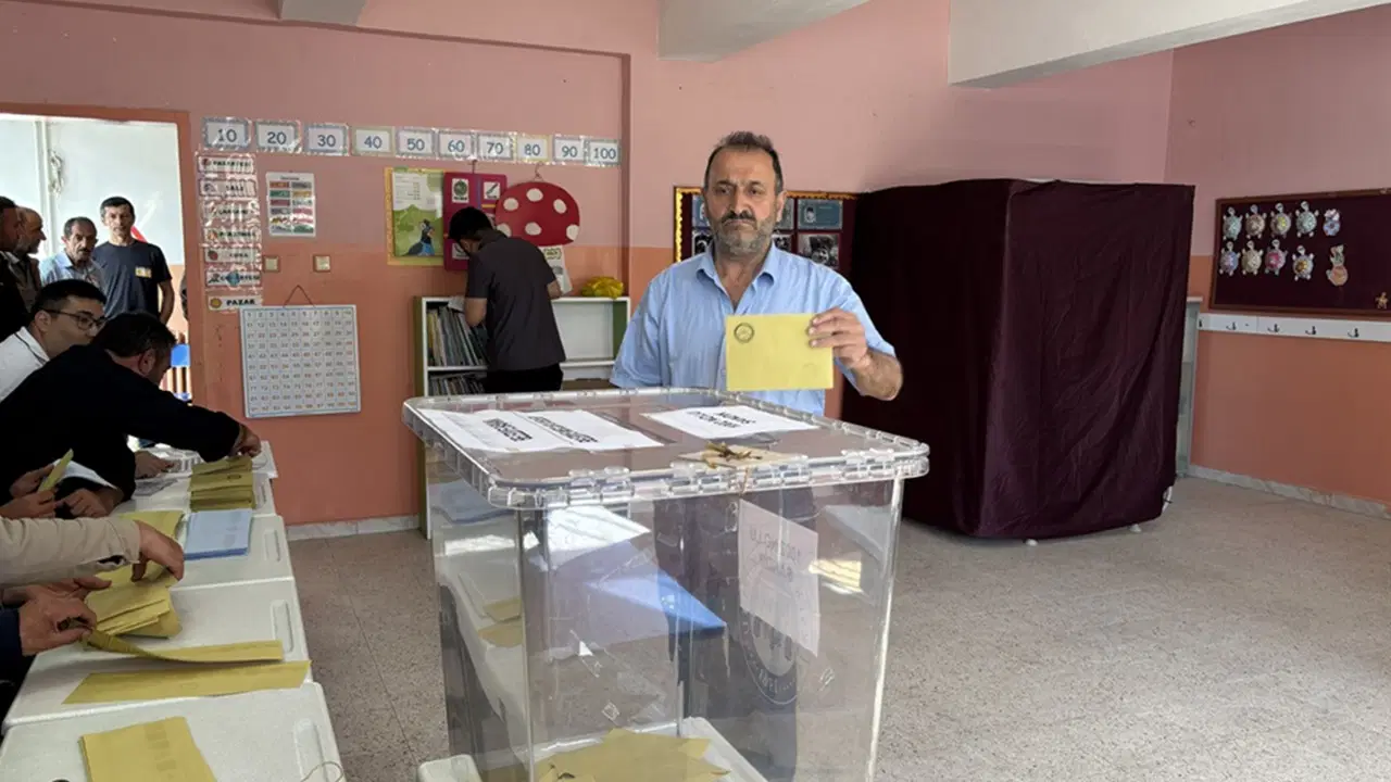 3 ilde 6 beldede seçim heyecanı: Sandıklar açıldı