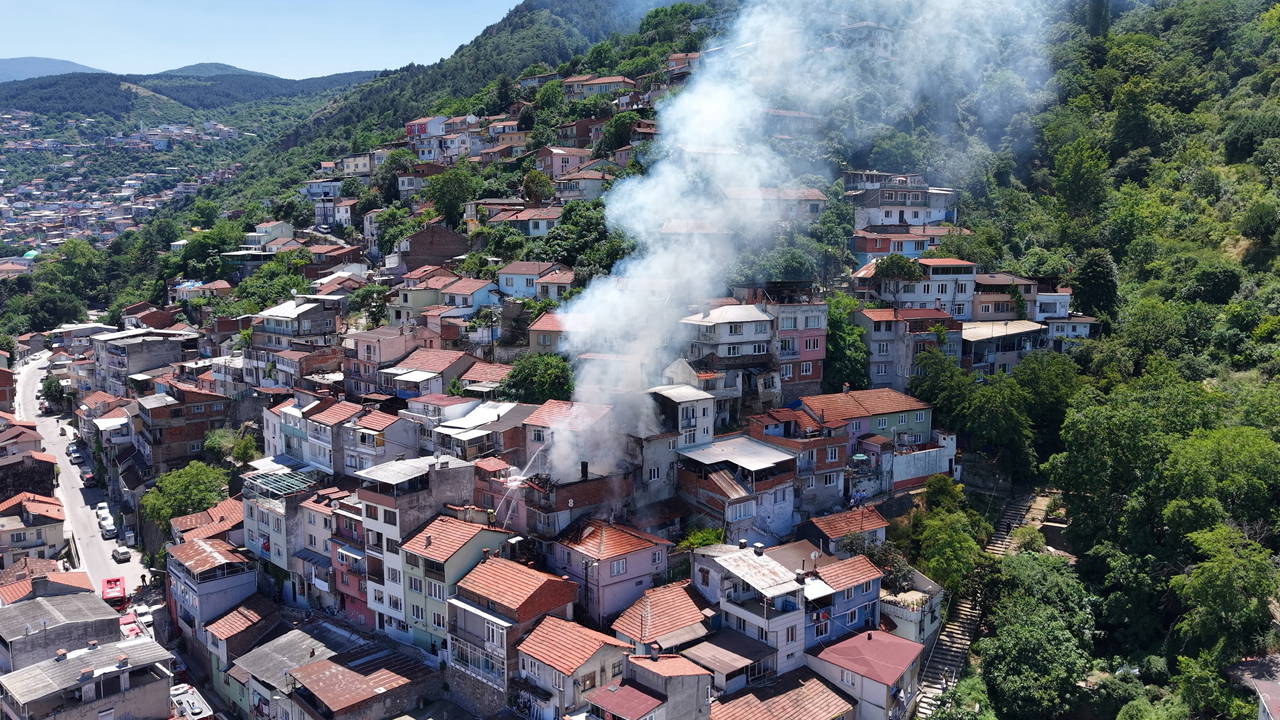 3 katlı evde çıkan yangın yan binaya sıçradı: Depremde kolunu, yangında evini kaybetti