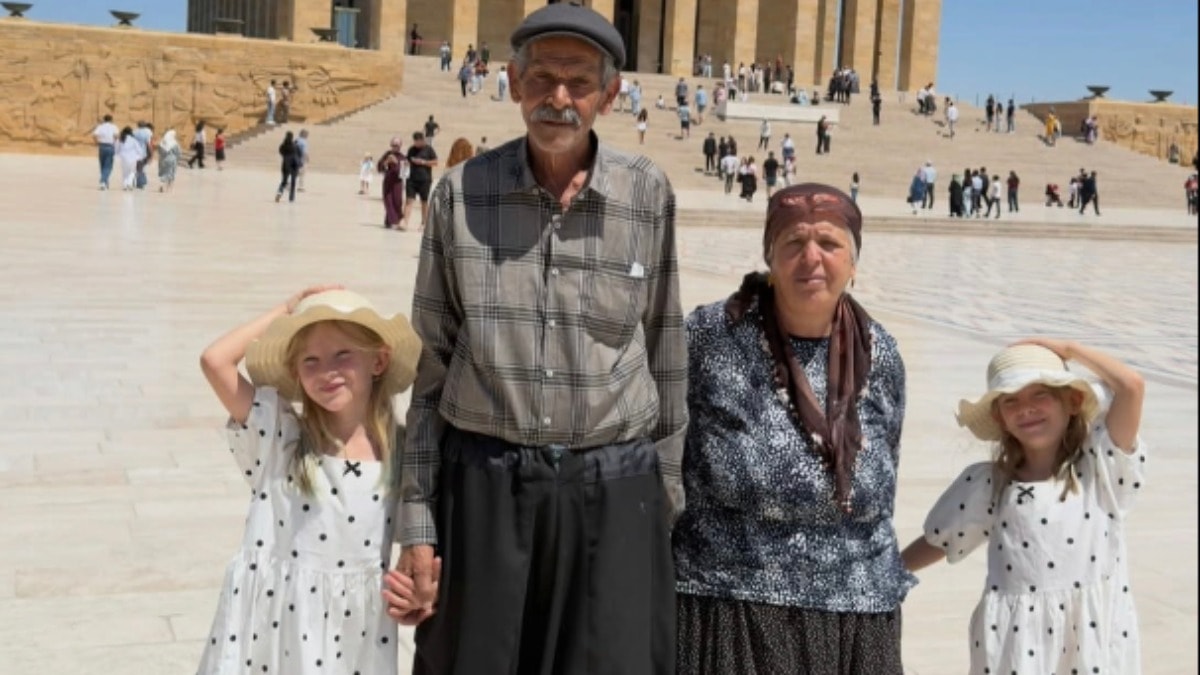 34 Yıl Sonra İkizlerine Kavuşan Aile Dolandırıldı