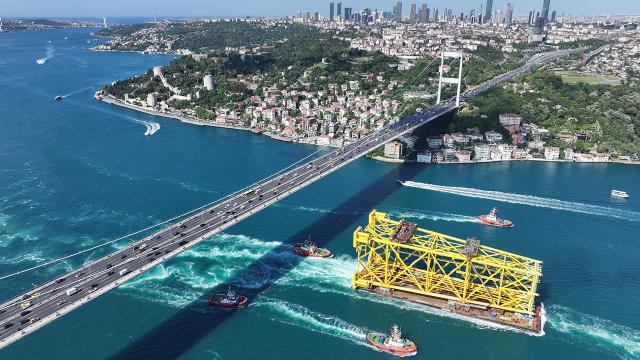 350 Metrelik Dev Sondaj Platformu İstanbul Boğazı'ndan Geçti