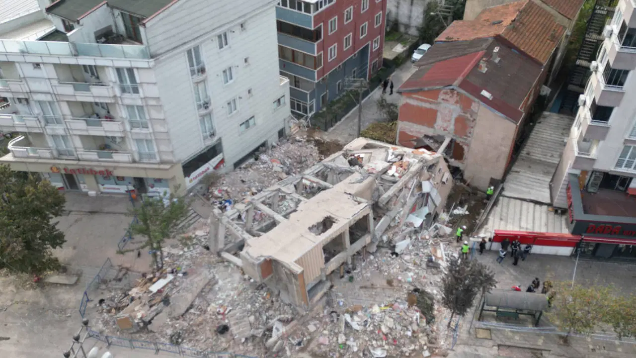 4 can kaybının yaşandığı çöken binanın çevresindeki yapılar yıkılıyor