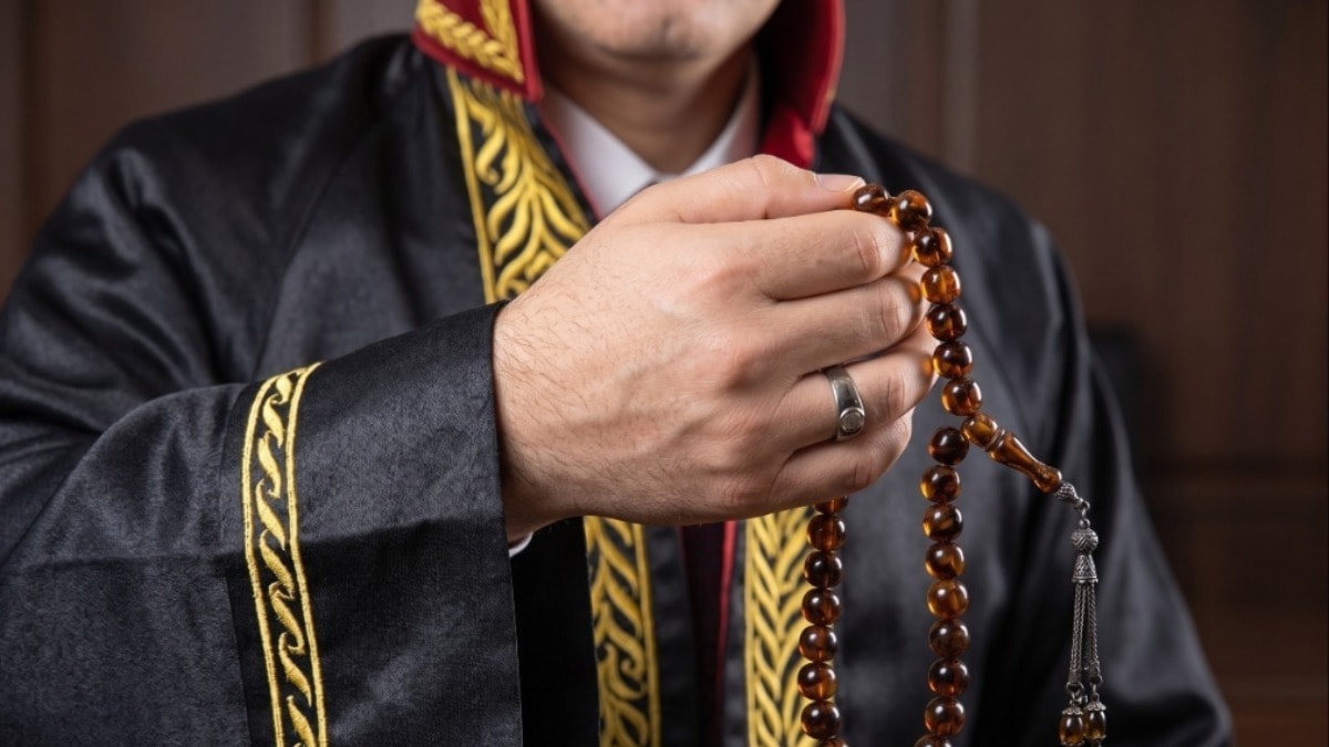 40 yaşındaki tesbihli savcı: Ekrem'in zaten diploması yok
