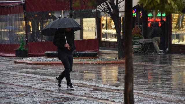 48 il için sarı ve turuncu kodlu uyarı: Sağanak ve fırtına geliyor