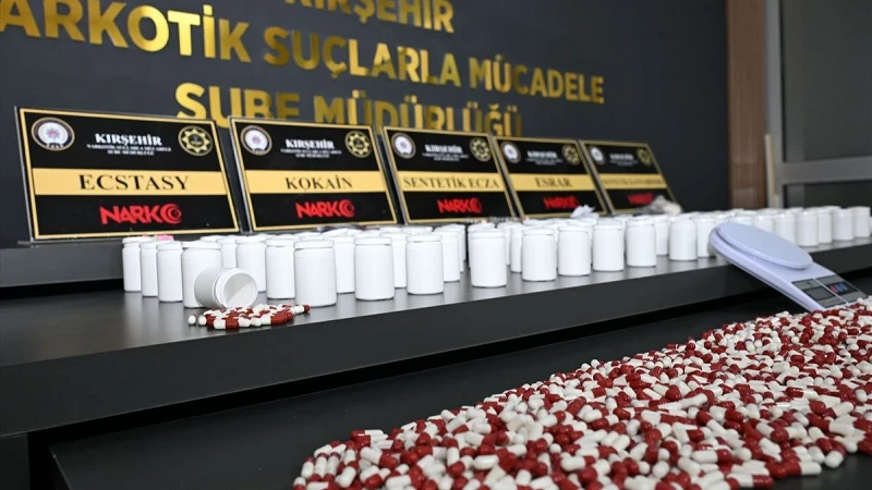4 bin 973 uyuşturucu hapla yakalanan 2 zanlı tutuklandı