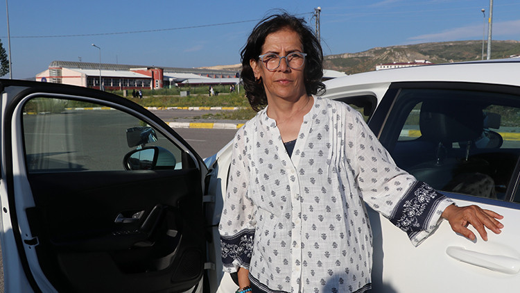 56 yaşında ehliyet aldı, dans ederek kutladı: Annesinin mezarını ziyaret için direksiyon başına geçti