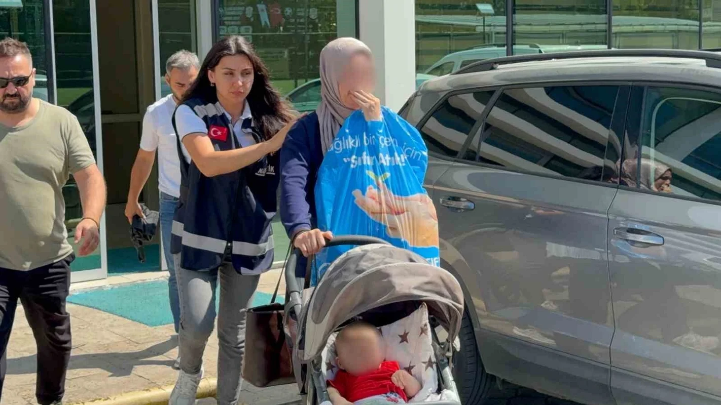 7 aylık bebeği kalkan yaptılar: Polis bebek arabasında silah buldu