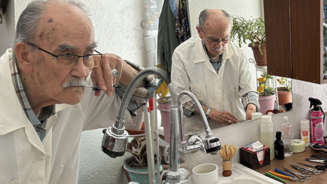 Kısa pantolonla gelenler dede oldu: 71 yıldır aynı saatte açarım