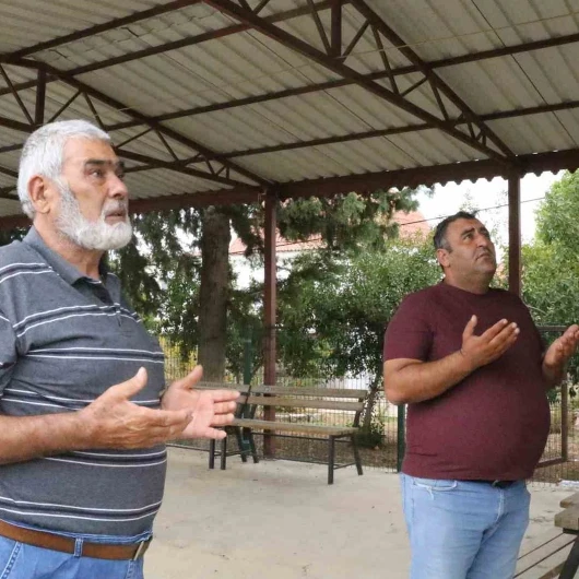 8 Yıldır Süren Gelenek: Köy Meydanındaki Duvarda Vefat Edenlerin Fotoğrafları