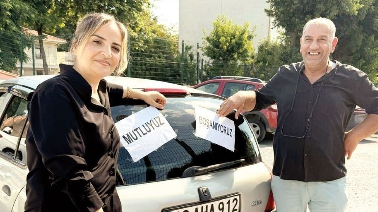 8 yıllık evlilikleri düğüne gider gibi boşandılar