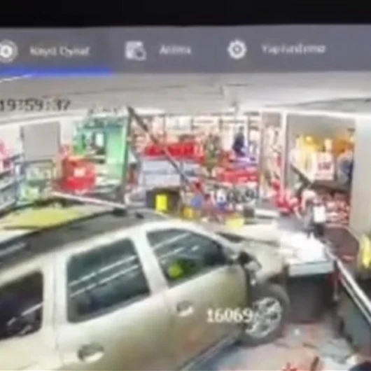 81'lik sürücü markete daldı: Kaldırımdaki kadın saliselerle kurtuldu