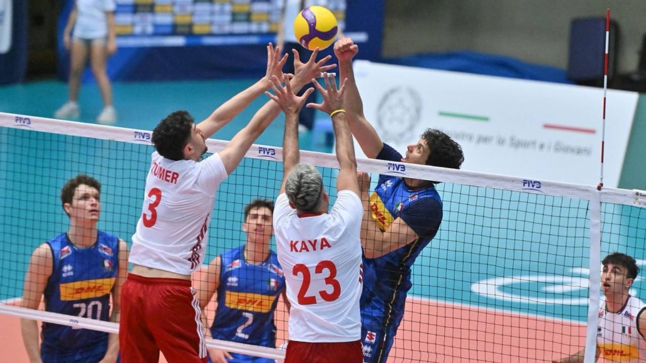 A Milli Erkek Voleybol Takımı İtalya'ya 3-0 Mağlup Oldu