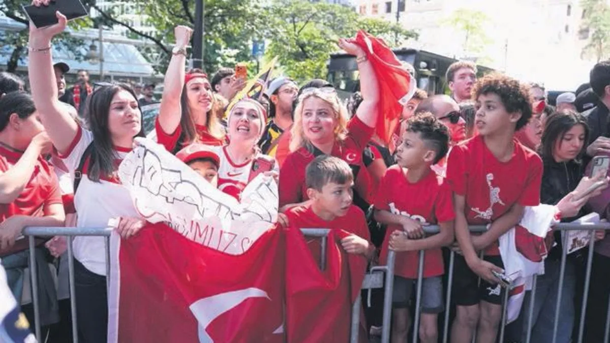 A Milli Futbol Takımı'na Dünyanın Dört Bir Yanından Destek Yağıyor