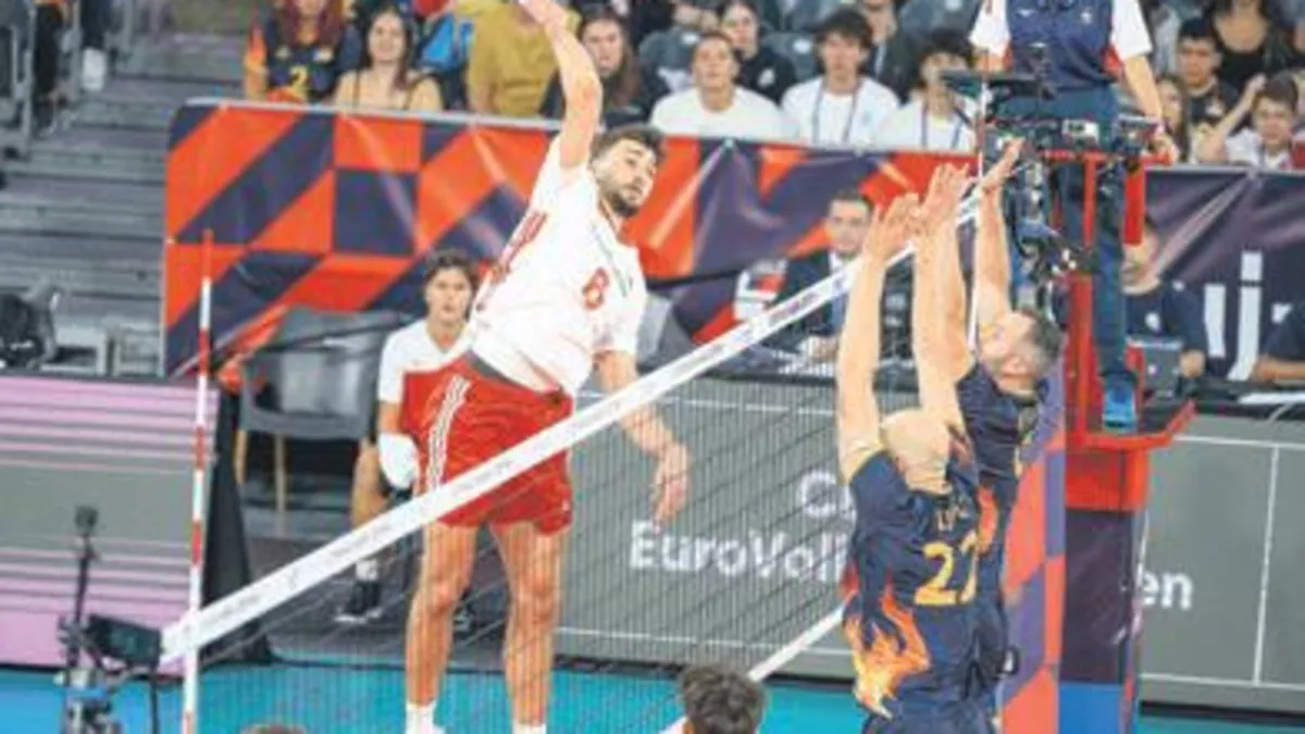 A Milli Voleybol Takımı Romanya'ya 3-1 Yenildi: Efeler'in Umudu Son Maça Kaldı