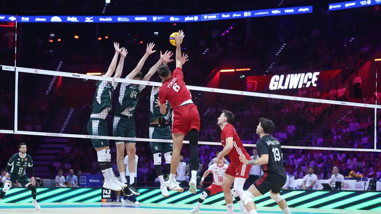 A Milli Voleybol Takımı, VNL'de Polonya'ya 3-2 Yenildi