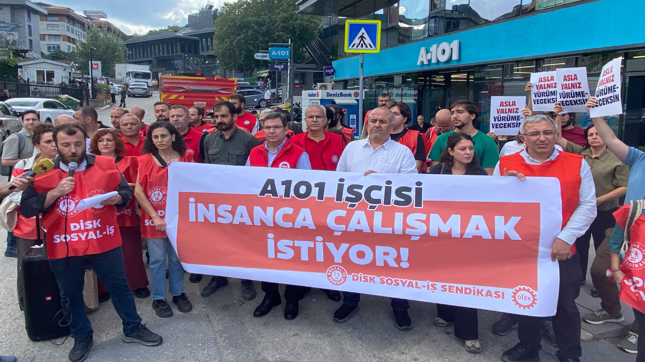A101 İşçileri Üsküdar'da Eylemde: Su, Yemek ve Oturma Hakkı Talebi