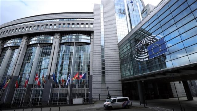 AB yapay zeka yasasını revize etti, yüksek riskli kurallar ertelendi