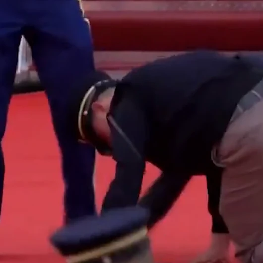 ABD Askerleri Xi Jinping İçin Kırmızı Halıyı Diz Üstünde Temizledi