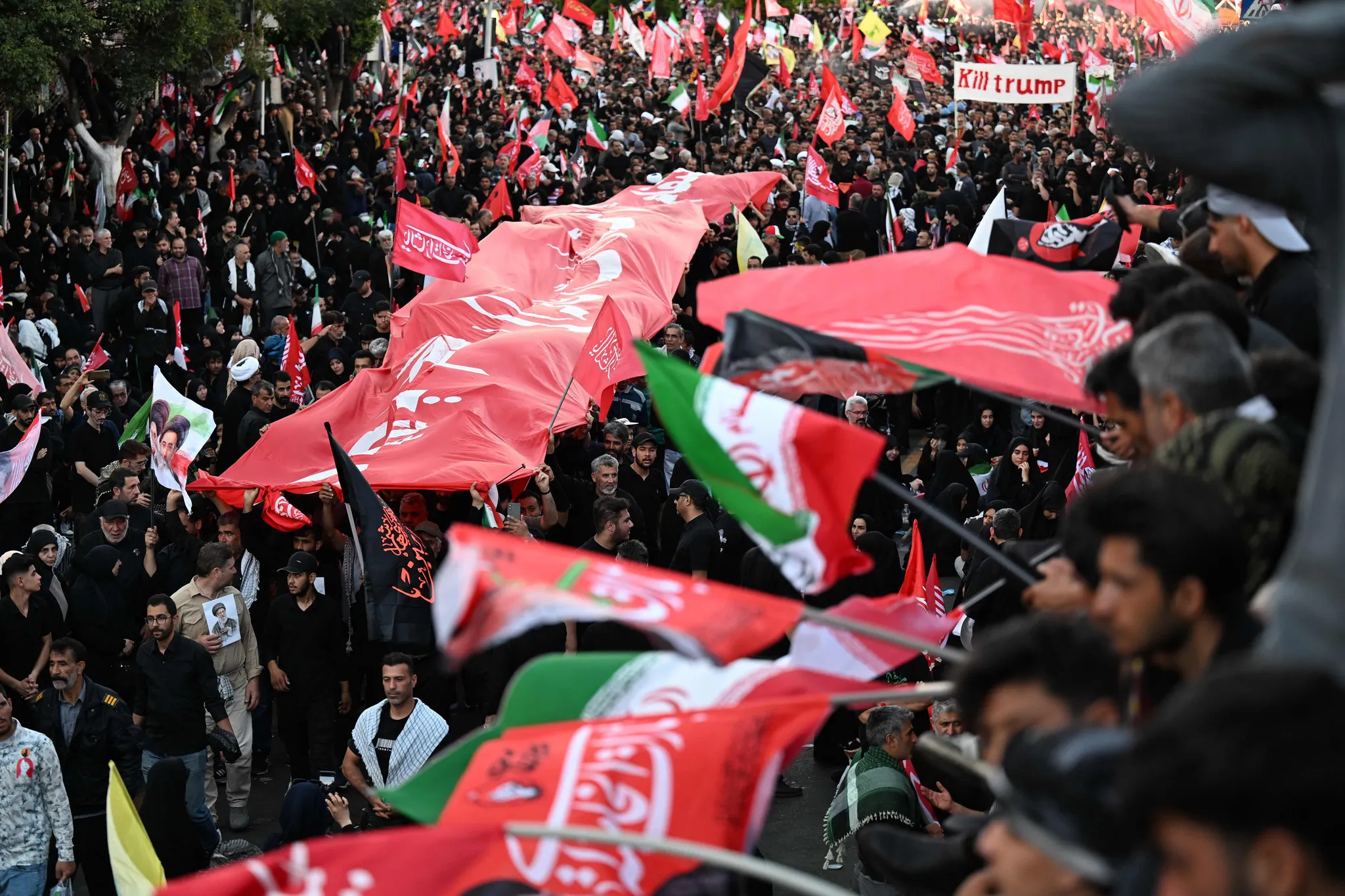ABD'den İran'a 1000 Füze Tehdidi: Umman Zirvesi Öncesi Gerilim Tırmanıyor