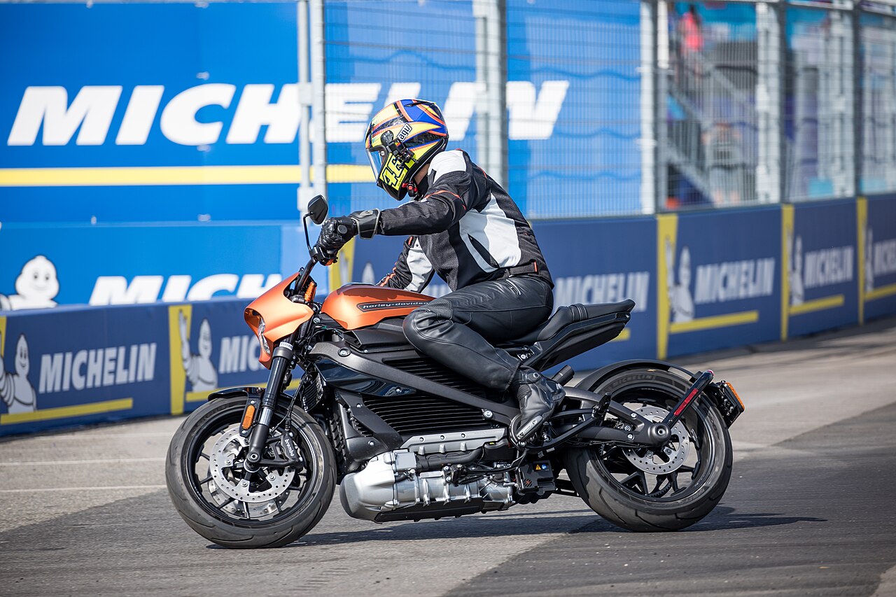 Acer Predator ES Thunder Pro: 70 km Menzilli Elektrikli Scooter