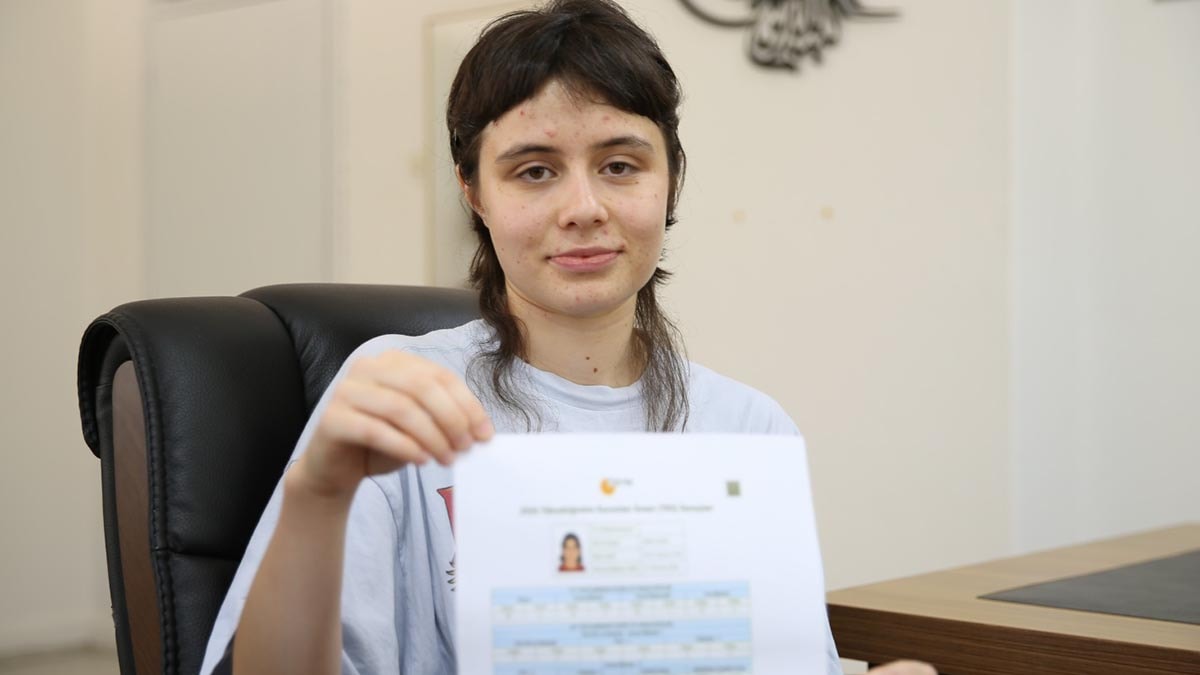 Açık liseden iki ödüllü YKS birincisi: İkiz kardeşine özenip Fransızcayı internetten öğrendi