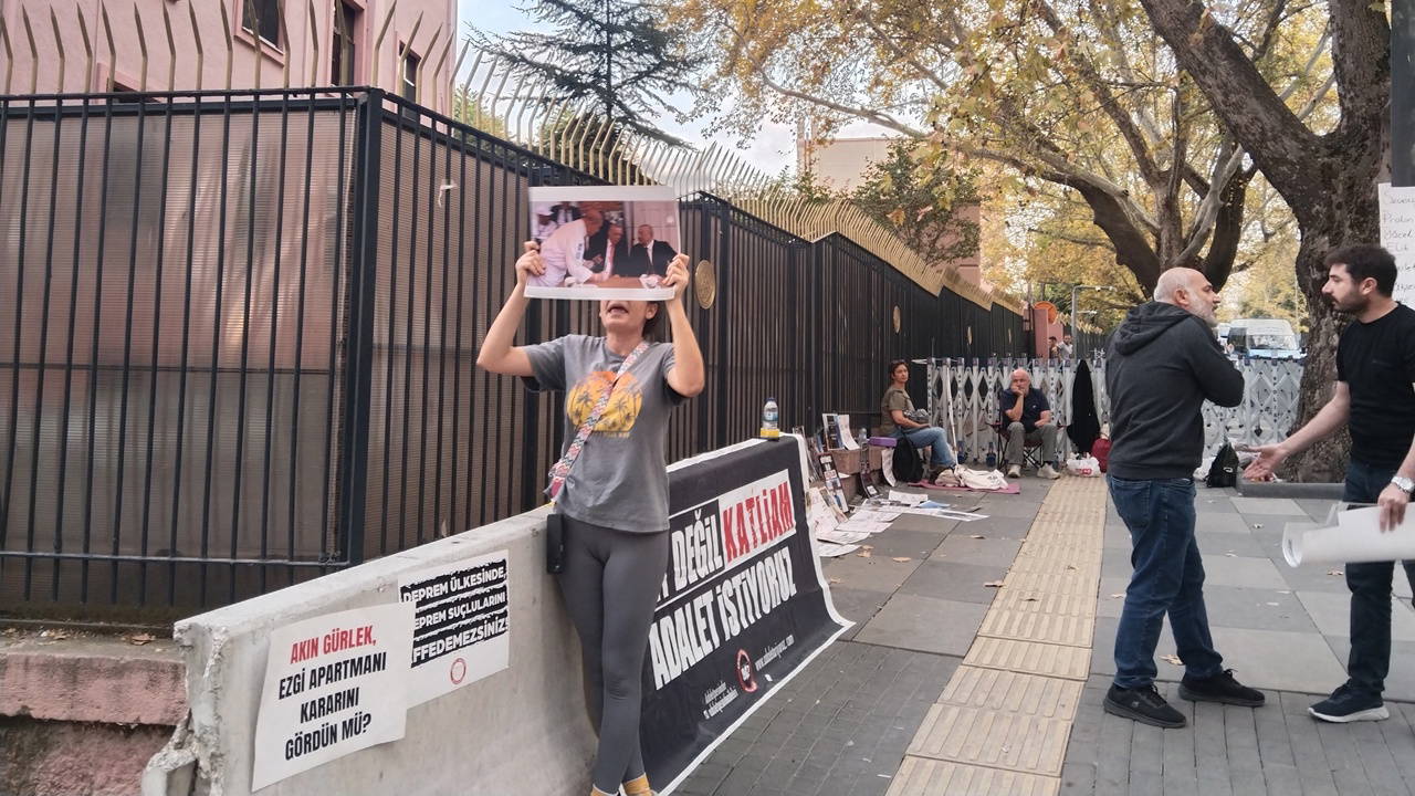 Adalet Nöbeti'nde Pankart Krizi: Sanık Fotoğrafları Kaldırıldı