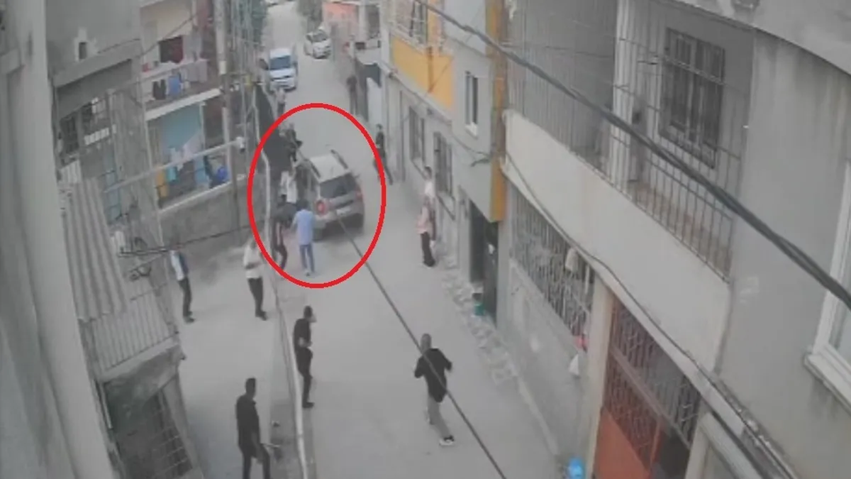 Adana'da aileler arası kavga kanlı bitti: Araçla kalabalığa daldı