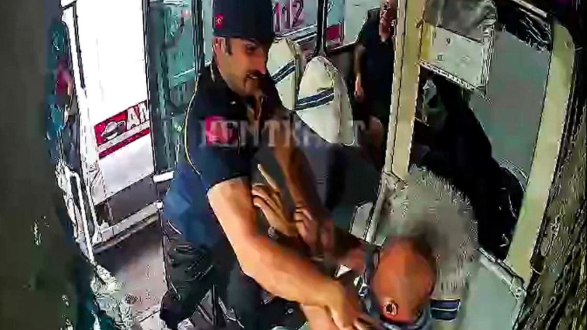 Adana'da Ambulans ve Otobüs Şoförü Arasında Yol Verme Gerilimi