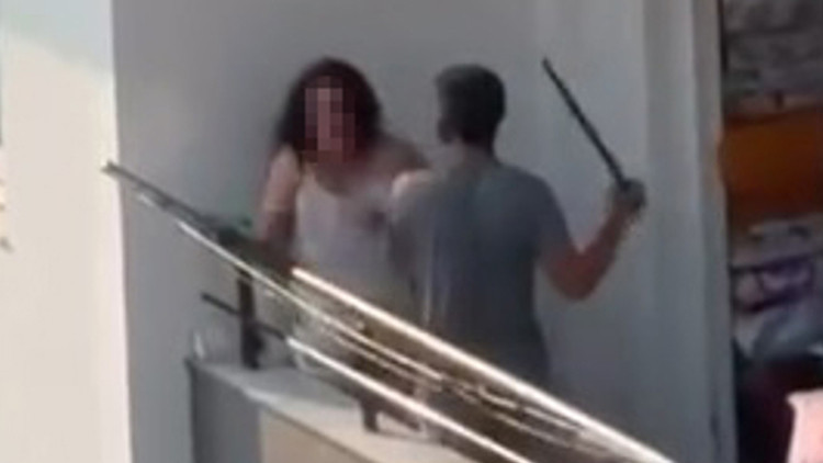 Adana'da Balkonda Şiddet: Kadını Sopayla Dövdü, Saçından Sürükledi