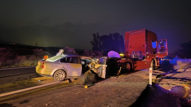 Adana'da park halindeki tıra çarpan otomobilde 2 kişi hayatını kaybetti