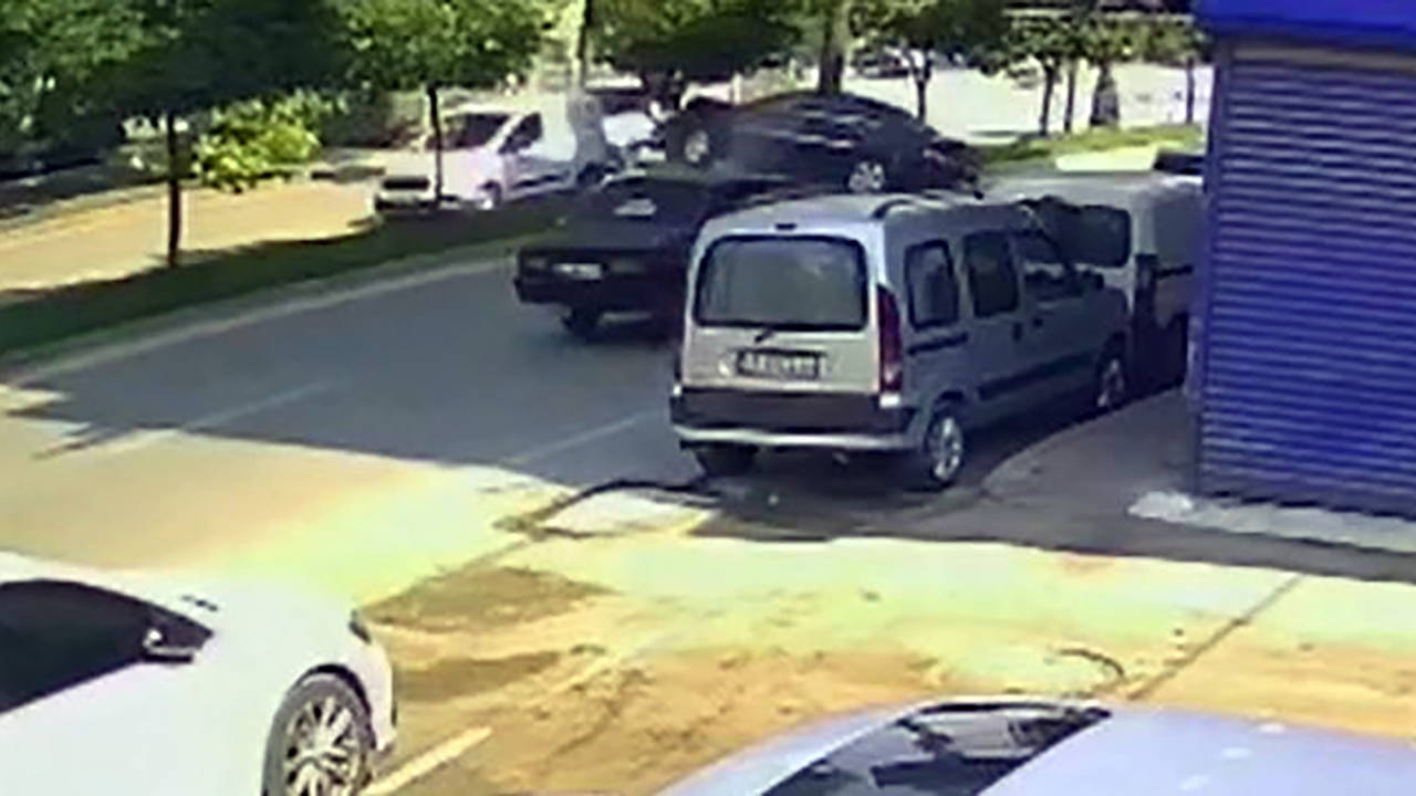 Adana'da Ağaca Çarpan Otomobilde 7 Yaralı, Kaza Güvenlik Kamerasında