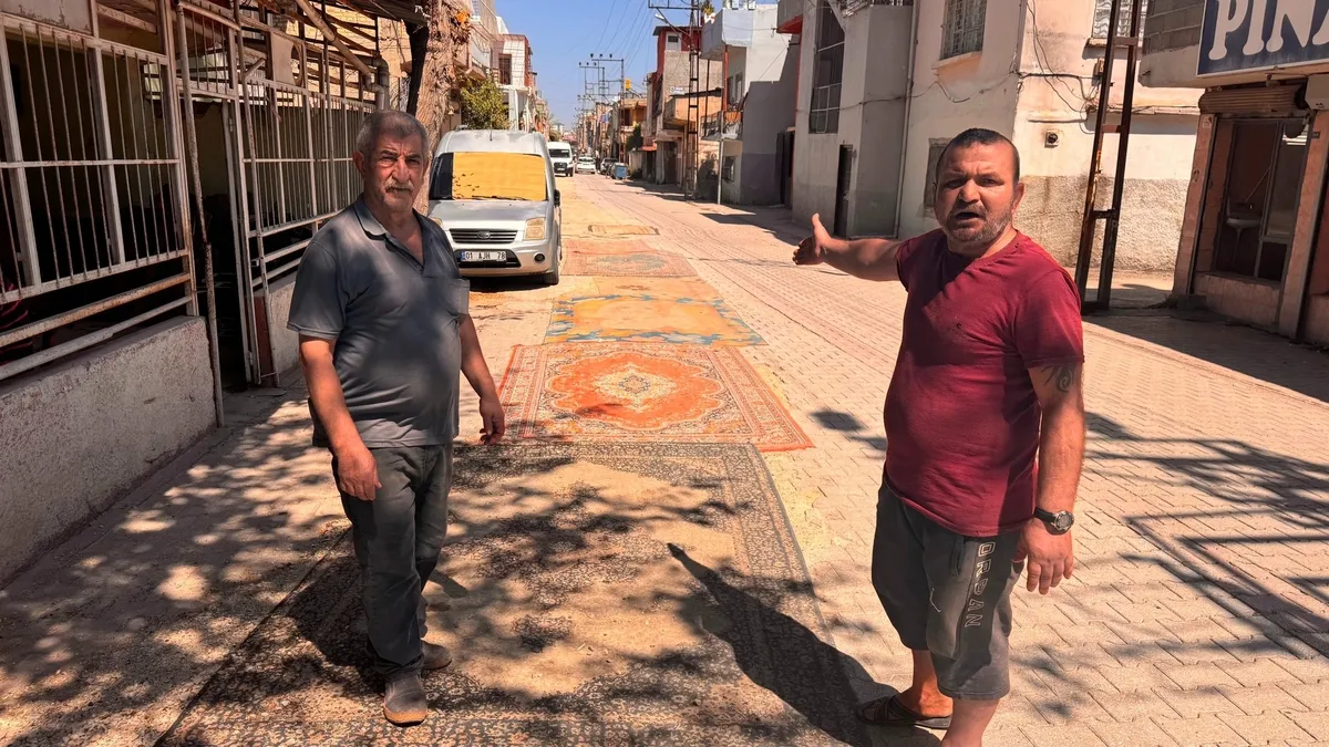 Adana'da asfaltsız yola halılı protesto: Mahalleli isyanda