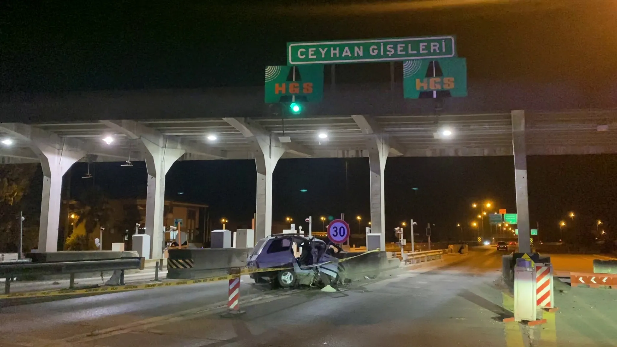 Adana'da Feci Kaza: Beton Bariyere Çarpan Sürücü Hayatını Kaybetti